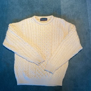 stickad tröja - super fin och bekväm stickad tröja från 90 talet! liknar tröjan chris evans har på sig i knives out! hand gjort! köparen står för frakten!