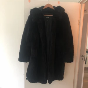Superfin pälsjacka (fejk) med luva - Suuuupermysig pälsjacka (fejk) med luva från Monki i storlek S. Några små skavanker som jag kan skicka bild på men ändå en fullt fungerande jacka. Jag är 173cm lång och bild 3 visar hur den sitter på mig.