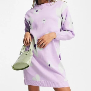 Lila stickad klänning - Jättefin lila stickad klänning, helt ny, aldrig använd, lapp kvar. Säljer på grund av att jag var för sen med retur. 