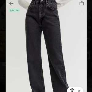 Supersnygga jeans från pull&bear - Straight leg jeans ifrån pull&bear i strl 34. Byxorna satt perfekt på mig som tidigare haft strl S. Jag är 173cm lång och byxorna går över skorna, se bild.  Om frågor uppstår så kontakta mig💗