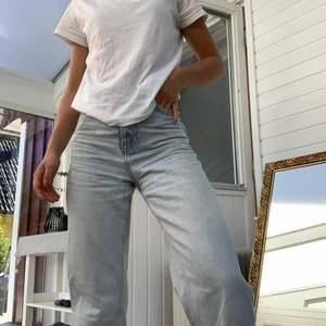 Straight leg jeans - Ljusa jeans är i fint skick. Men har en solblekt fläck på framsidan det syns även på bilden. 