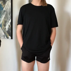 Tränings T-shirt  - En träningstshirt med ett tryck på ryggen ”Team Stockholm”. Större i storleken men fortfarande bekväm. Säljer för att den är för stor för mig.