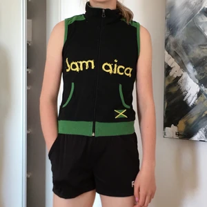 Väst - En väst som är köpt i en original butik i Spanien för några år sen. Har kommit till användning och är fin på. Säljer för att den inte kommer till användning längre. 