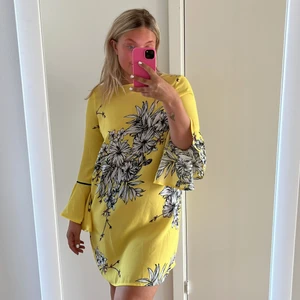 Sommarklänning - Supersöt sommarklänning från Vero Moda i storlek S 🌼 i priset ingår frakten! 