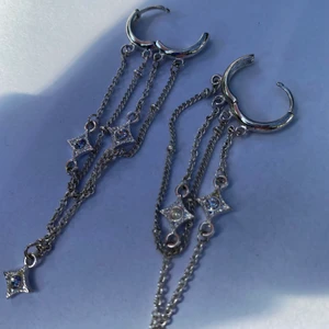 Kedjeörhängen  - As coola örhängen med flera kedjor, super snyggt att matcha med fler hål i örat o bygga på med fler örhängen