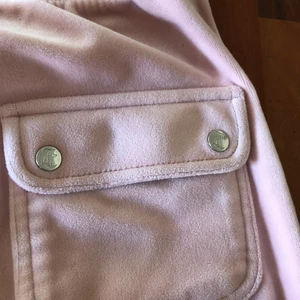 Juicy couture XS - Säljer mina ljus rosa juicy couture byxor🥰 nypris 1000kr VIKTIGT: metallen på snörena har försvunnit därav priset. Paketet skickas via antingen DB Schenker eller postnord Pris kan diskuteras