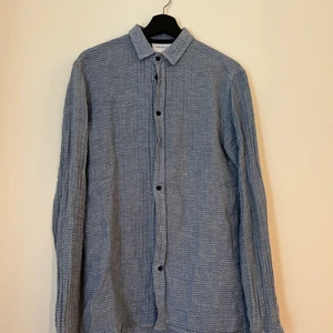 Skjorta från Anerkjendt, storlek S - Blå mönstrad skjorta från Anerkjendt Storlek S Använd men i gott skick