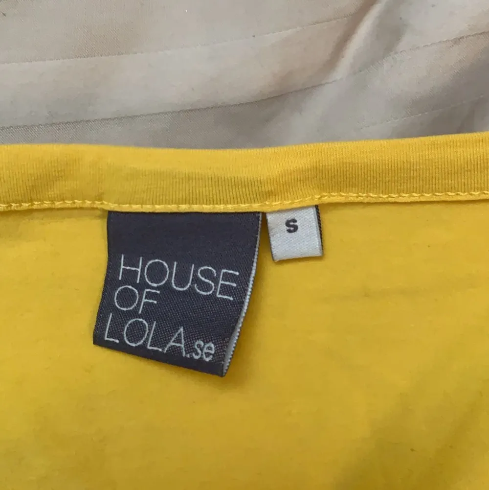 En gul jättesöt långärmad tröja ifrån house of lola i storlek small. Ej använd så många gånger därav väldigt bra kvalite. Superskönt material dessutom. 💕 köparen står för frakt. . Toppar.