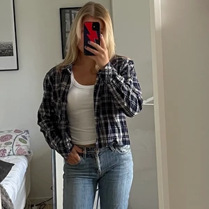 Skjorta  - Rutig skjorta i en lite kortare modell med boyfriend fit, står ej storlek men kan passa XS-M beroende på hur man vill att den ska sitta💓 köparen står för frakt men kan mötas i Stockholm 