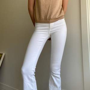 Vita flare jeans! Perfekt till sommaren🌸 Köparen står för frakten 66kr!📦