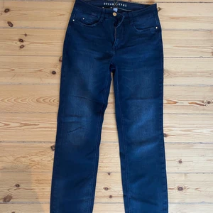Dream Jeans från Mac - Mac Dream Jeans med raka ben. Marinblå. Aldrig använda. Storlek 36/30. Väldigt sköna med mycket stretch. Nypris 1199kr. Mitt pris 400kr + frakt eller den som bjuder högst.