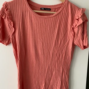 Zara T-shirt med volanger  - Aprikos färgad t-shirts med volanger. Fint skick. 
