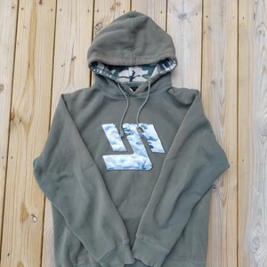 Grön hoodie  - Grön hoodie med camouflage mönster inuti, storlek M