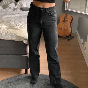 Jeans - Säljer dessa fina jeans från Weekday i modellen Rowe. Fint skick, storlek 27/30. 50 kr eller bud, köparen står för frakten.