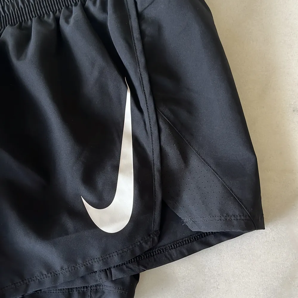 Löparshorts från Nike | Använda typ 1 gång, i nyskick | Fraktkostnad tillkommer 💌. Shorts.