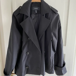 Kort svart trenchcoat - Säljer denna populära svarta trenchcoaten från Veromoda. Tyvärr kommer den aldrig till användning, så är helt i nyskick. Tunt material. Strl M! Hör av er vid frågor 🥰 Frakt står köparen för 