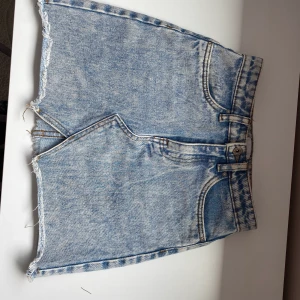 Jeanskjol  - En fin denim jeanskjol som har fransade kanter och i bra skick!💗 perfekt till sommar och enkel att styla, inget fel på kjolen och säljer pågrund av att den inte passar 