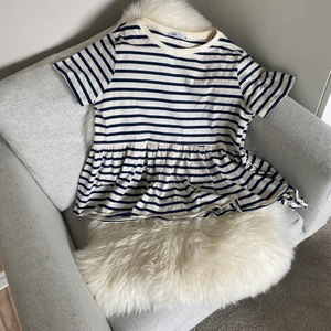 Blå & vit randig zara tröja i storlek S - Säljer denna trendiga blå & vit randig zara tröja i storlek S. Säljer då den tyvärr inte kommer till avläsning längre. Frakt ingår inte, men priset kan diskuteras🎸🫶🏼 buda på