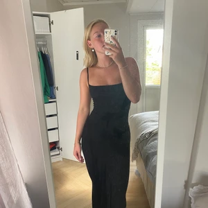 Skims svart klänning - Säljer denna supersnygga långklänning från skims! Den är super snygga och säljer den endast för att jag köpte hem två storlekar. Helt oanvänd med etikett kvar. Frakt tillkommer om inget annat är överenskommet 🤩