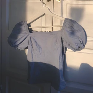 Babyblå blus - NAKD - Söt babyblå blus, använd fåtal gånger. Gullig och prinsessig😊💗.