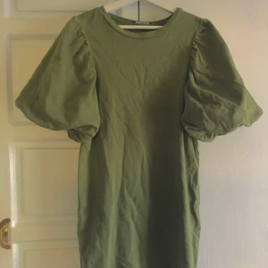 Gullig klänning, ZARA - Söt klänning använd fåtal gånger. Går att styla med skärp för en tightare fit. Jag är 165 cm och den slutar på mig halvvägs mellan knä och rumpa. Materialet är mycket bekvämt!💗💗