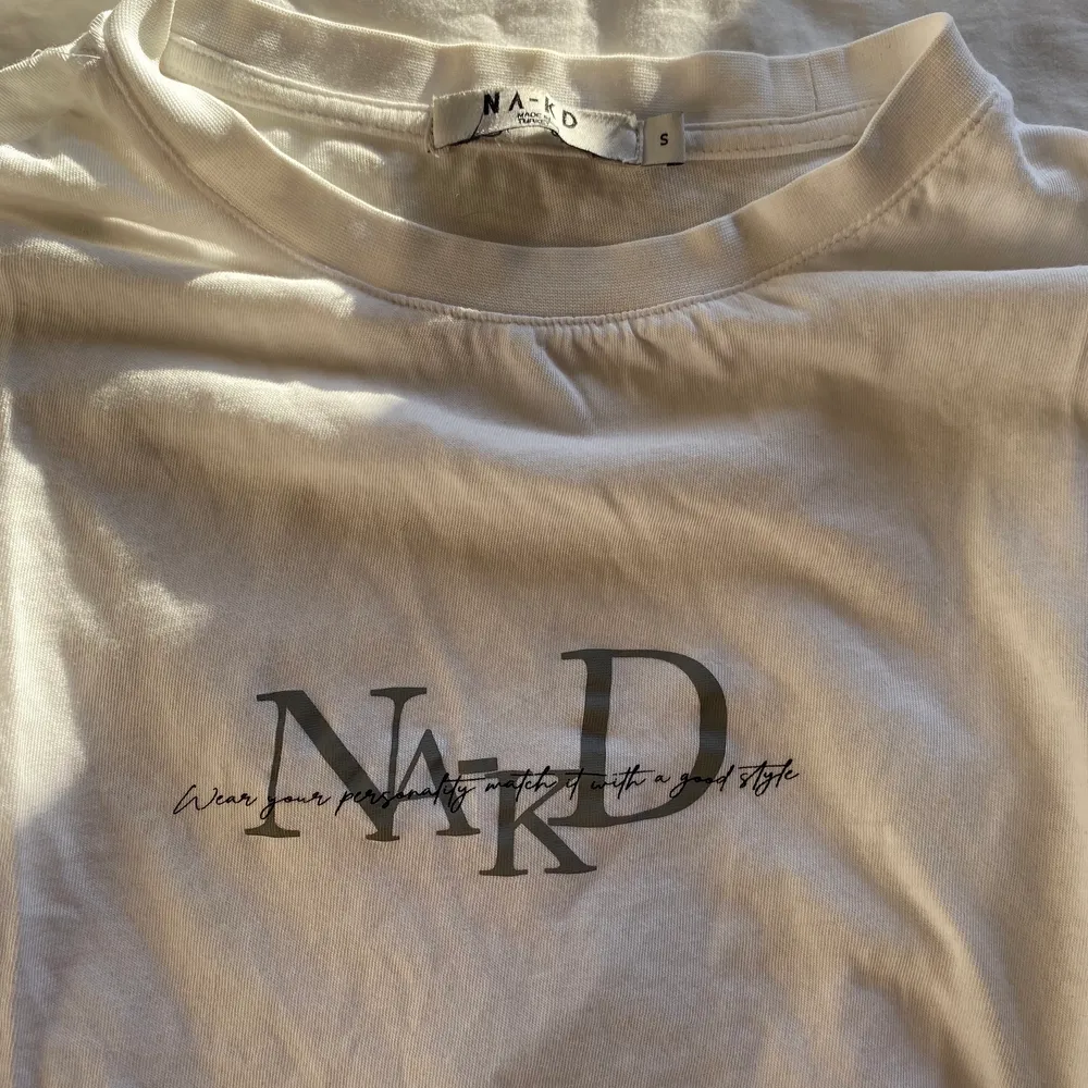 Vit somrig tshirt från NA-KD +frakt tillkommer🤍. T-shirts.