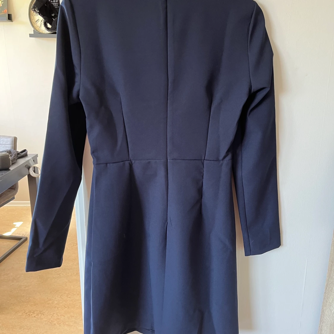 Klänning med utskurna partier. OANVÄND - 90