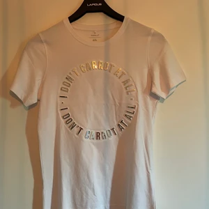 Vit t-shirt  - En vit t-shirt med silvrig text på. Helt oanvänd. Storlek:158/164