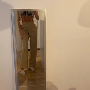 Kostymbyxor  - Oanvända kostymbyxor från nakd. Endast testade. Skitfin slits bak och fickor framtill. I storlek 36. 