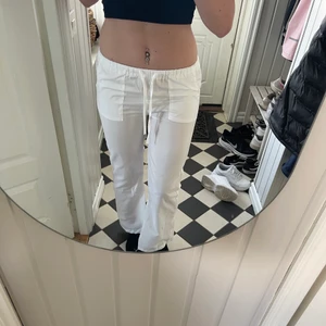 Linnebyxor - Skitsnygga vita linne byxor som tyvärr är alldeles för små för mig, jättebekväm material. Byxorna sitter otroligt tight på mig och är därför lite genomskinliga på bilderna men om man är en S/M kommer dom sitta perfekt! 