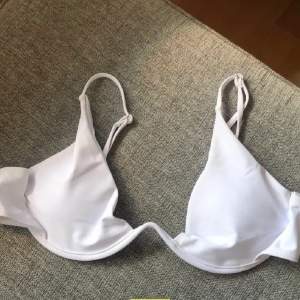 Säljer denna snygga vita bikinitopp då den är för stor för mig, som är normalt S/M på bikini toppar. Köpt av en tjej här på Plick. 