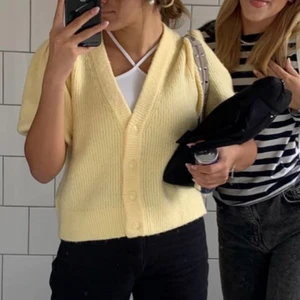 Monkl stickad tröja passar de med storlek M - Jättefin tröja från monkl, knappt använd och mycket bra skick. Säljer endast till de s kan mötas upp.