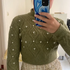Stickad tröja - Mrökgrön stickad tröja med pärlor. Något kortare i modellen. Storlek medium men mer som en xs i storleken.