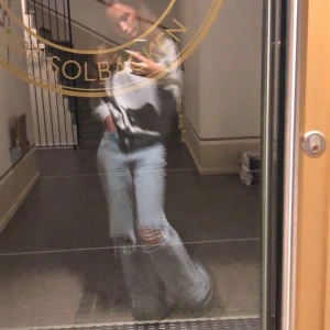 Zara jeans - INTRESSEKOLL!!! Ksk vill sälja mina Zara jeans som är utsvängda! Skit snygga och slutsålda. Passar bra nu till sommaren då det är luftiga! Byxorna är i storlek 32 men passar 34/36 lika bra! Tveka inte för bilder. Buda privat till mig!💕💕 