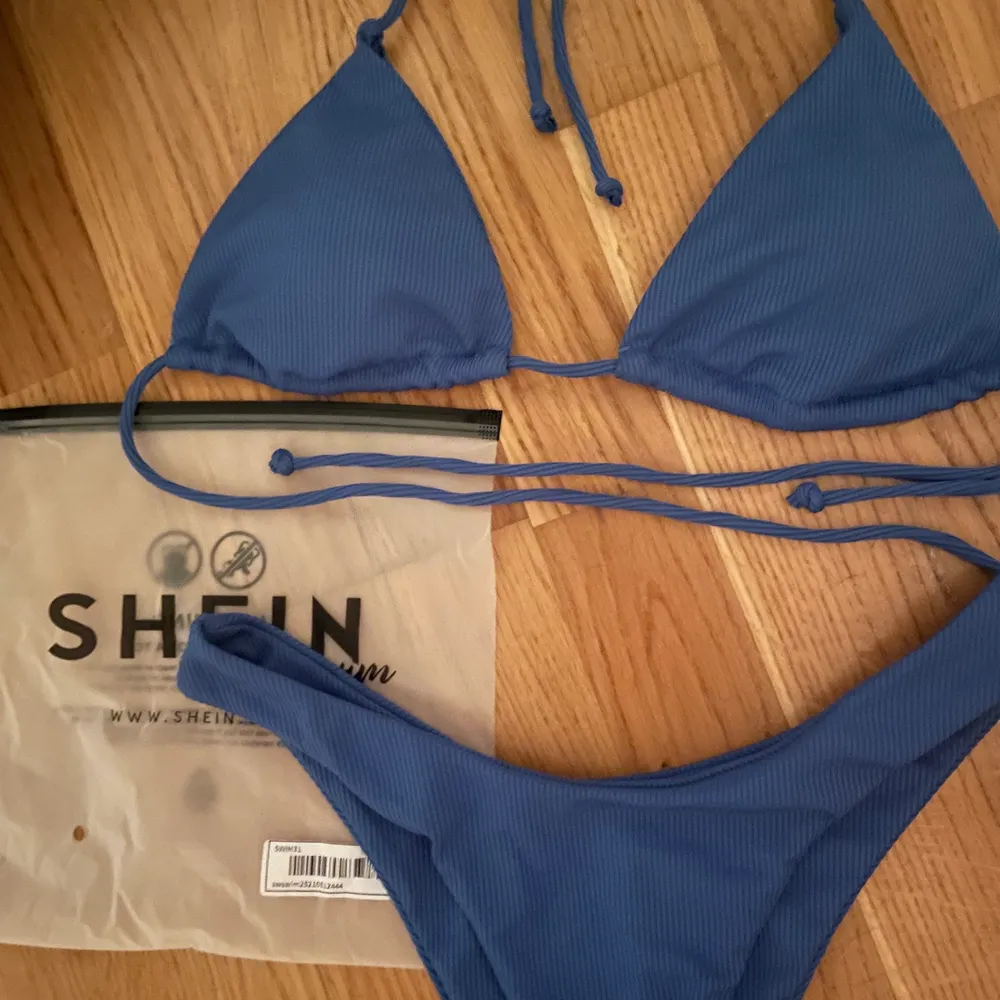 Blått bikiniset från SHEIN, aldrig använt, helt ny och bra skick. 70kr + frakt. Övrigt.