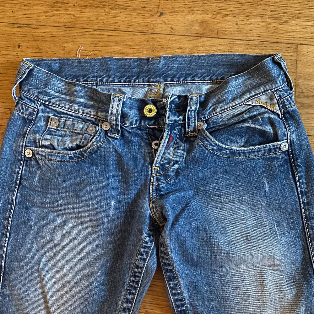 Detta är ett par as snygga replay jeans i bra skick! Dom är i storlek S och passar bra i längden på mig som är 166 cm! Skulle fler bli intresserade av jeansen blir det budgivning! 💕. Jeans & Byxor.