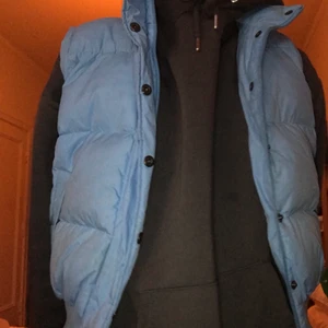 Blå dunväst S - Jättefin babyblå dunväst i storlek S. Vem älskar inte en väst? Passar till allt och på alla, i alla väder!! Jättebra skick🥰