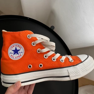 Converse  - Oanvända Orange converse i storlek 35,5 men passar även 36 då dom är stora i storleken
