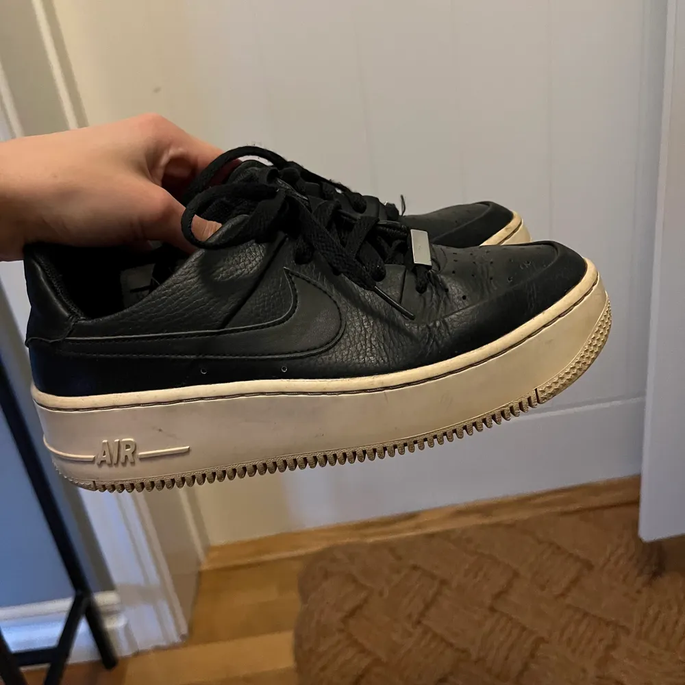 Svarta air force från Nike, helt slutsålda . Skor.