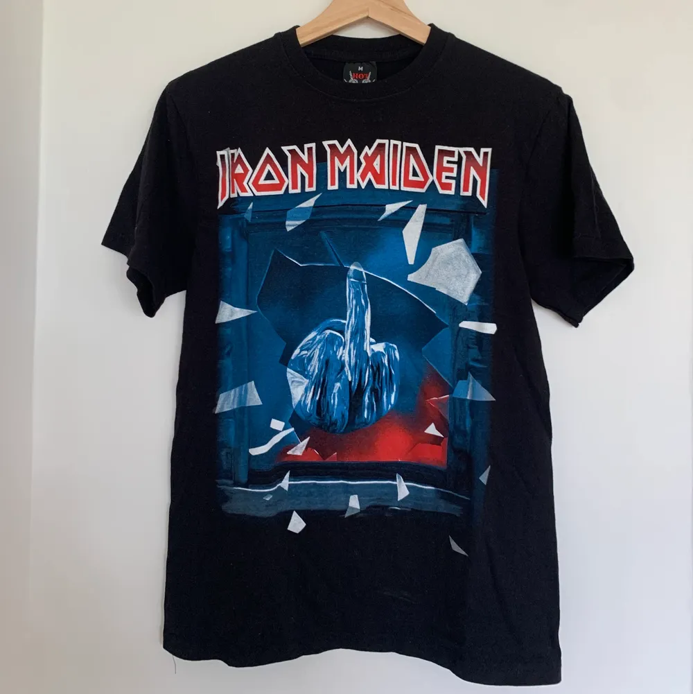 Iron Maiden, tvåsidig t-shirt i storlek M. Aldrig använd. Säljer då den är för liten och tycker någon annan ska gå ut och rocka den istället.. T-shirts.