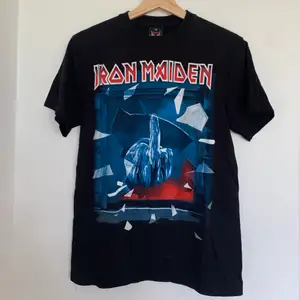 Iron Maiden, tvåsidig t-shirt i storlek M. Aldrig använd. Säljer då den är för liten och tycker någon annan ska gå ut och rocka den istället.