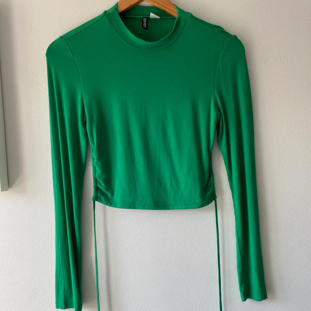Grön tröja från HM - använd ca 2 ggr. Toppar.