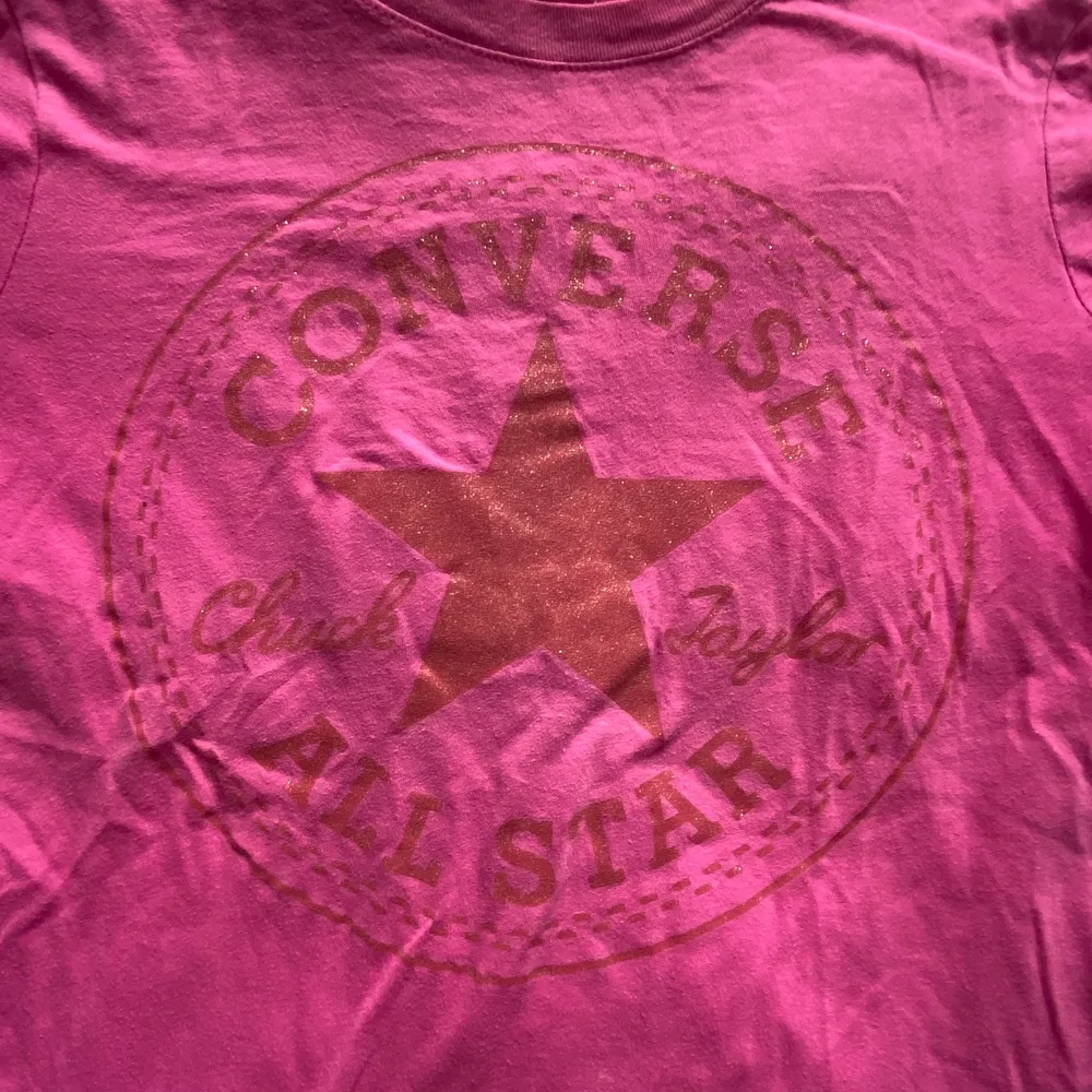 Jättefin rosa t-shirt från converse! . T-shirts.