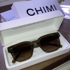 CHIMI 04 Green - Oanvända. - Helt oanvända solglasögon märke CHIMI (modell 04 färg Green) som säljes på grund av att de inte passade min huvudform och har endast legat kvar i förpackning. Skick 10/10, kommer med låda och samtliga tillbehör som även dom är oöppnade. Nypris 1200. 