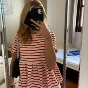 Intressekoll!! - Intressekoll !! Randig topp från Zara i strl S, men passar både XS o S! När budgivningen är avslutad kanske jag lägger ut den, beroende på hur många som är intresserade 💞 Köparen står för frakt! Nypris var ca 189kr, startbud börjar på 95kr 