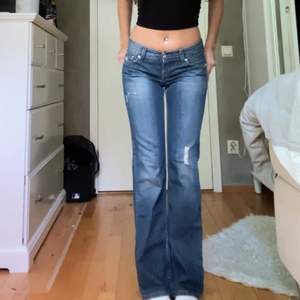 lågmidjade jeans från levis i modellen ”Eve”, midjemått 37cm o innerben 80cm💕