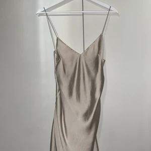 Zara satin klänning stl xs  - Superfin klänning från zara som är helt oanvänd! Klänningen är kort, figurnära och är superbekväm. Gratis frakt 💗😊