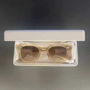 Chimi Eyewear solglasögon  - Säljer mina Chimis som jag köpte för ca ett år sedan. Modell 02 i fina färgen Ecru!! Modellen är lite rundare om man jämför med den klassiska 04. Knappt använda och har inte några som helst synliga skador❤️