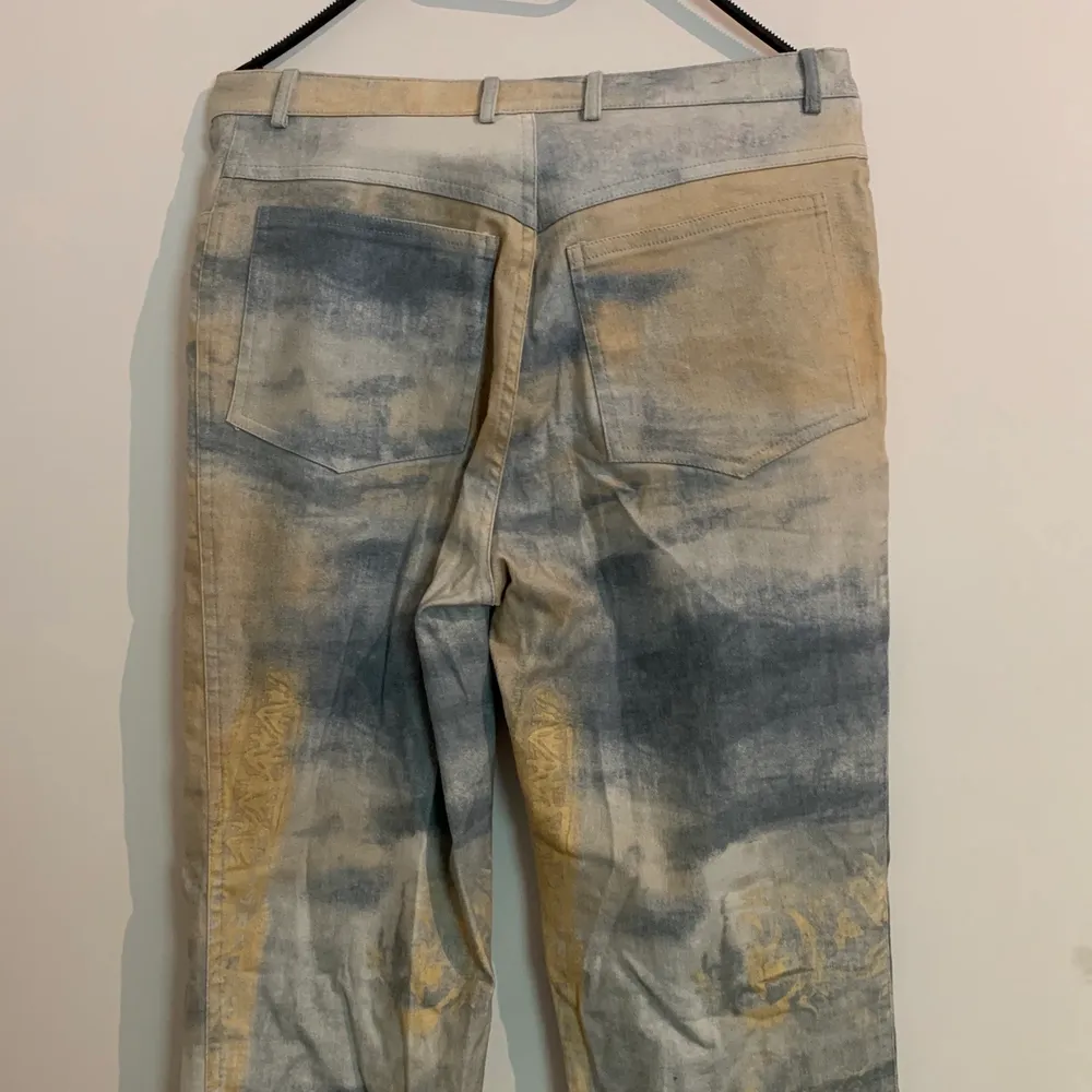 Byxor jeans med unika färger och mönster. Storlek 40. Jättefint skick 💞. Jeans & Byxor.