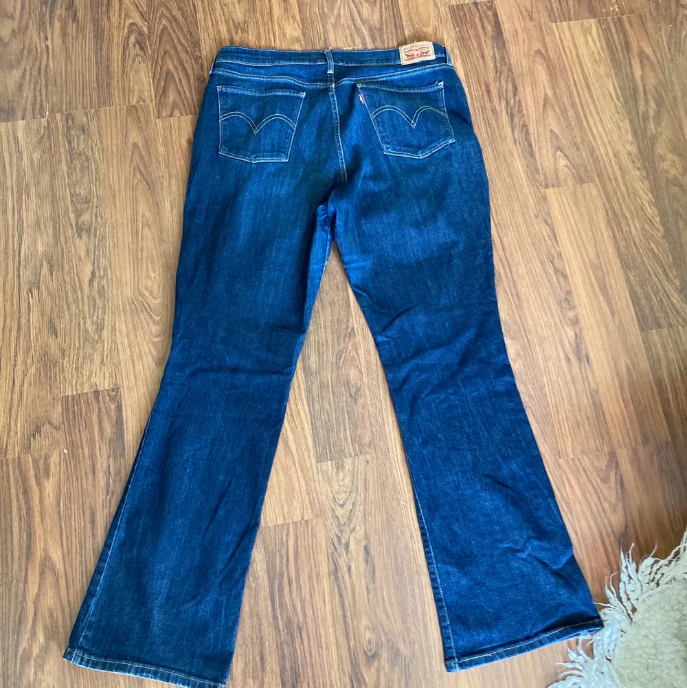 Levi’s Bootcut jeans till salu, skitsnygga så buda o fråga på🫶. Jeans & Byxor.